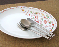 ダ円のお皿はちょっと大きめで、パスタやカレー皿として、また、盛皿やプレートとして大活躍のサイズです。