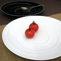『螺旋』をイメージさせるデザインがオシャレなお皿。