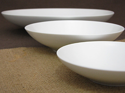 適度に薄く仕上げられたお皿は、高台に厚みがあるため重心が低く安定感があります。