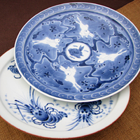 円渕の八寸皿に有田伝統の染付が、迫力満点に浮かび上がります。