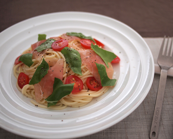 パスタ皿として『トマトと生ハムの冷製パスタ』を盛ってみました♪