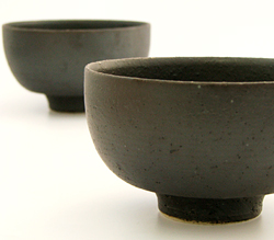 横から見たお碗の形状は、お茶碗の形状というよりは、漆器のお椀のように懐の深いフォルムに仕上げられています。