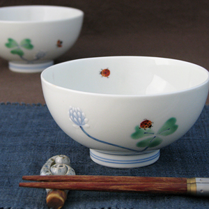 シンプルだけどとても上品に成形されたお茶碗に、『シロツメ草』と『てんとう虫』が可愛く描かれています。