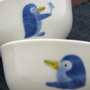 子供用の小ぶりのお茶椀には、『ペンギンの横顔』のアップと、『小鳥と会話するペンギン』が描かれています。