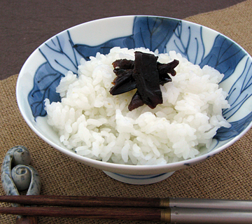 ふっくら丸みのあるデザインのお茶碗が多くなっている中、ちょっと昔懐かしい形状の『平茶碗』は使ってみるととてもご飯が食べやすい形のお茶碗です。