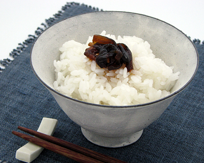 薄手に上品に成形された、渕の反ったお茶碗に盛られた『白いご飯』が美味しそうです♪ 