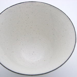 磁器製品のロクロ成形のようなシャープで上品な成形が、素朴な陶器（土物）との対照的な魅力を引き出しているようです。