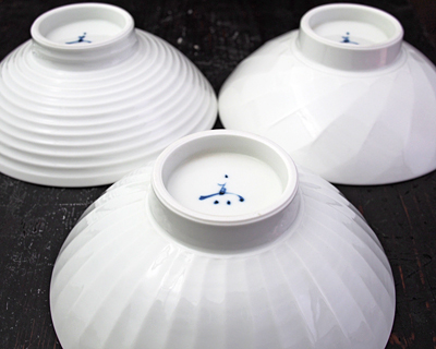 透明感のある白磁に、丁寧に手彫りで模様を施したシンプルでモダンなお茶碗は、３種類のデザインをご用意しました。- 白磁手彫平茶碗〜一真窯〜波佐見焼