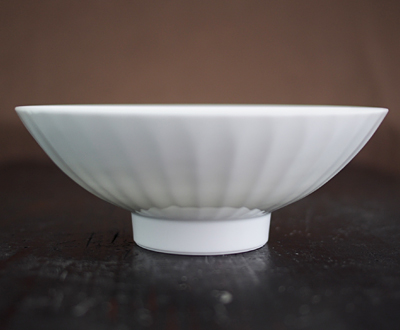 最近は丸く深みのある形のお茶碗が主流となる中で、こちらの平茶碗は昔ながらの和食器らしいお茶碗と言えるかもしれません。- 白磁手彫平茶碗〜一真窯〜波佐見焼