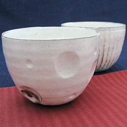 優しい曲線のフォルムで作られたお碗は、カップとも小鉢ともいえる形状です。