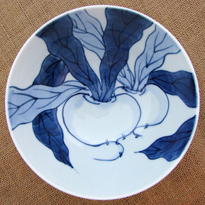 染付の藍で、お茶椀の見込みいっぱいに描かれた、丸々と健やかに育ったふくよかな『蕪』の絵が印象的です。