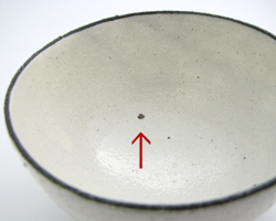 『粉引』の特徴で、『鉄粉』などが出てるものや、陶土に含まれる細かな『荒石』の粒が、器表面に出ているものが御座いますので、予めご了承下さい。
