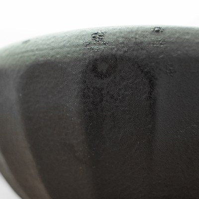 墨が滲んだような・・独特な風合い、質感を持つ『墨絞り』の釉薬は、表面に土もののような独特な凹凸が生まれるのが特徴です。- ストーンBWしのぎ多用ボウル〜瀬兵窯+IH〜伊万里焼