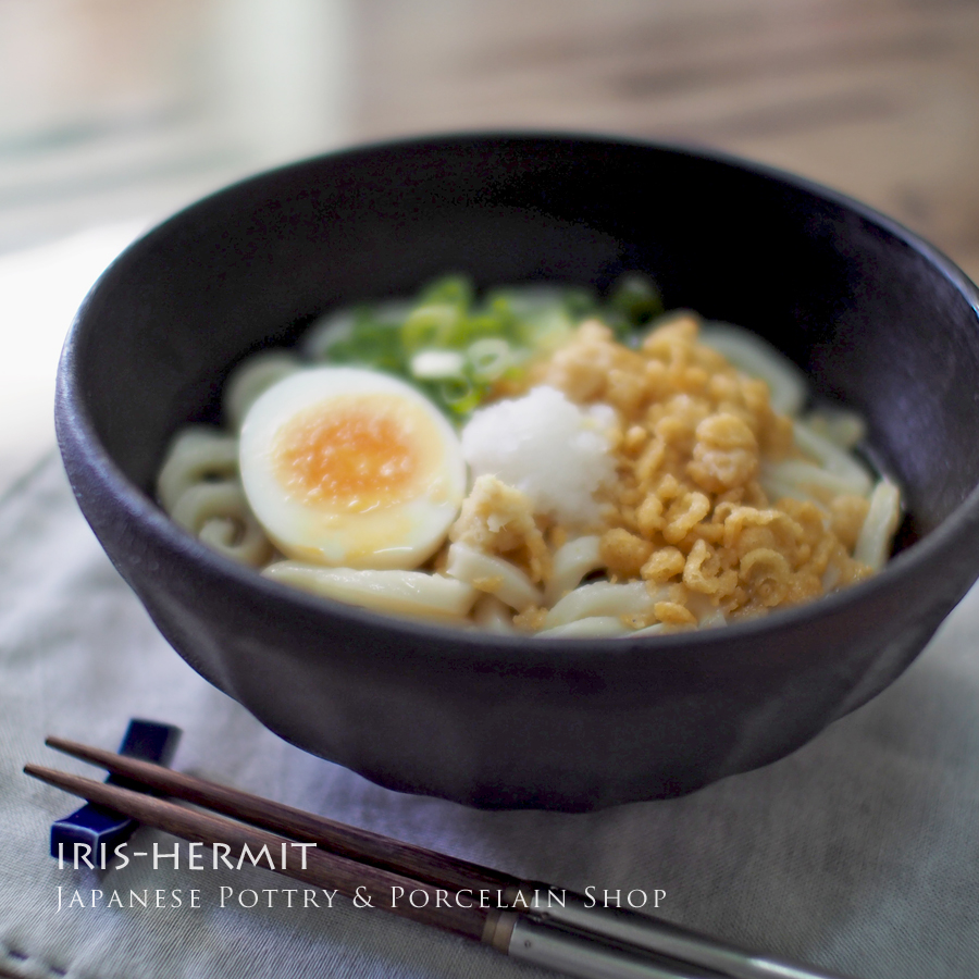 サイズ的には『丼もの』にも使いやすいサイズ♪ 『冷やしうどん』に使ってみました。- 黒墨絞りしのぎ多用ボウル〜瀬兵窯〜伊万里焼